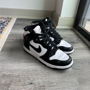 Black and white Nike dunks mid